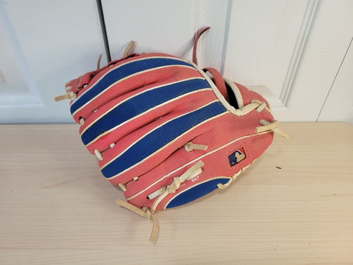 WILSON MLB Philadelphia Phillies Red Blue Right Hand Kids' 10 Baseball Glove