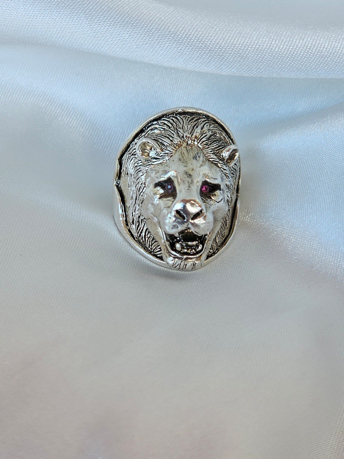 Sterling silver 3 dimensional Lion Ring with red Eyes