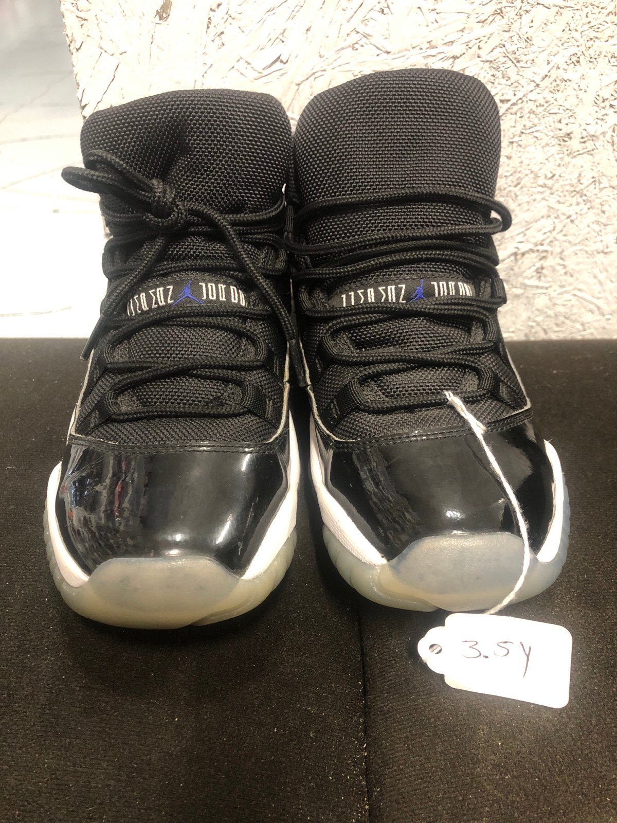 Nike Air jordan 11 Retro color black for the girls and boys size 3.5Y
