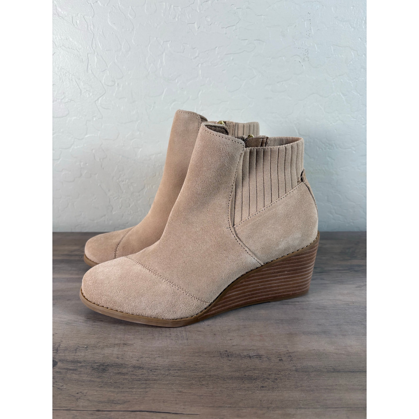 TOMS Size L 8.5, R 8 Womens Sadie Sand Tan Suede Zipper Wedge Ankle Boots *Read*