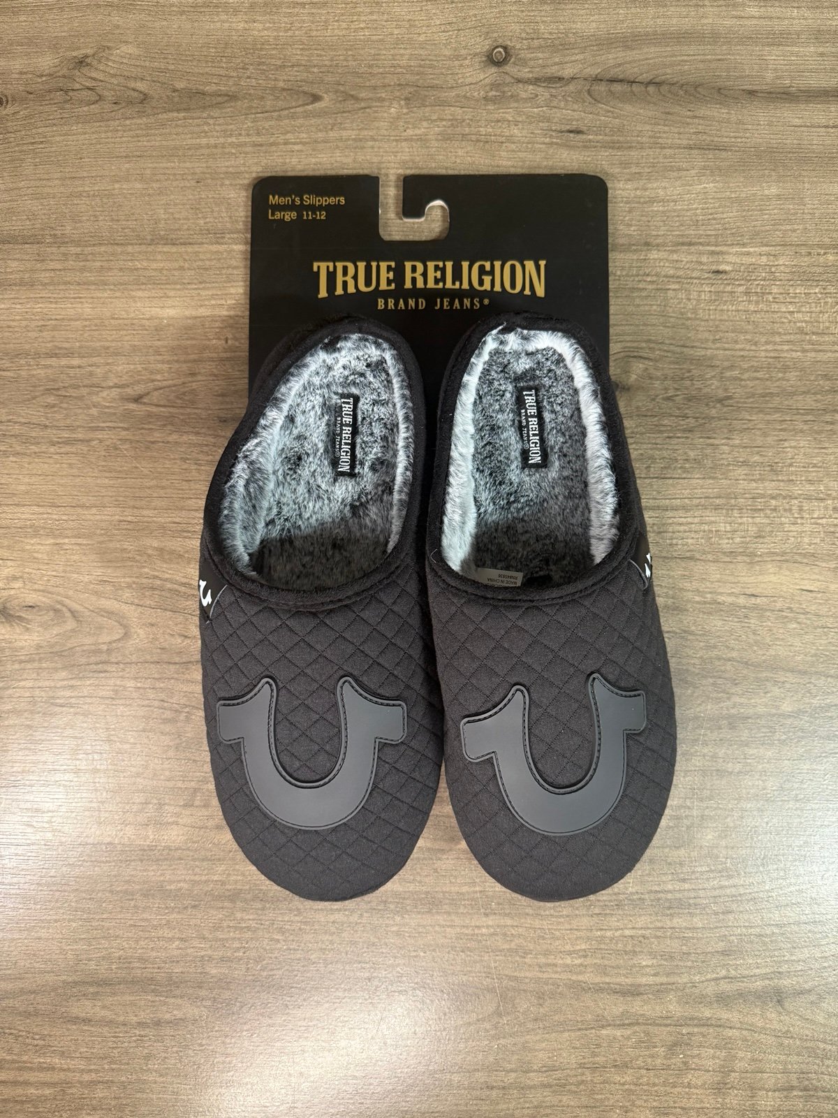 NWT True Religon Men’s Black Quilt Horseshoe logo Slippers Gray Faux Fur Large