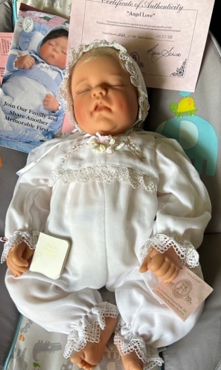 Lee Middleton 20 Vinyl Doll ANGEL LOVE complete with box