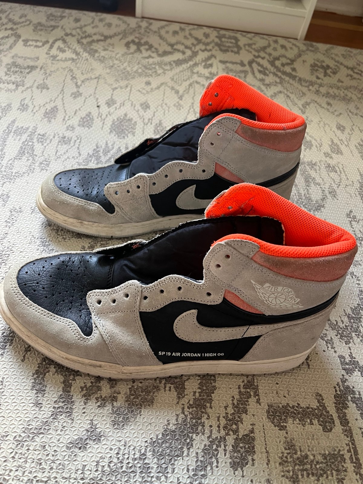 Nike Air Jordan 1 Retro High OG Neutral Grey/Hyper Crimson size 12 mens