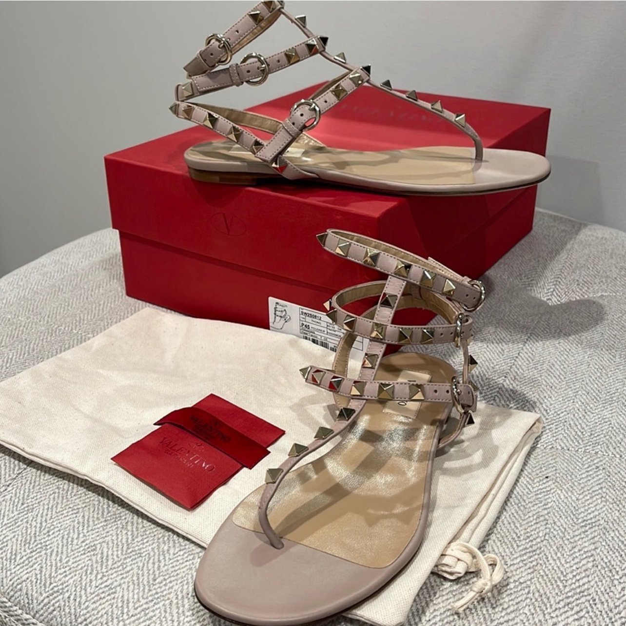Valentino Garavani Rockstud Ankle-Strap Leather Thong