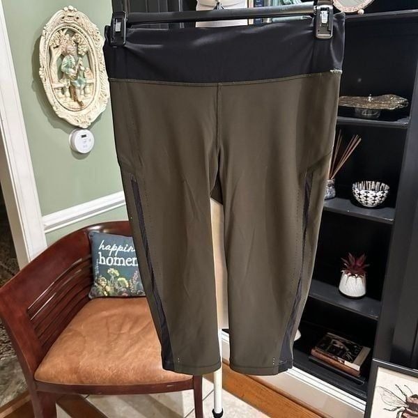 Lululemon Smooth Stride Crop Dark Olive and Black Legging Size 8