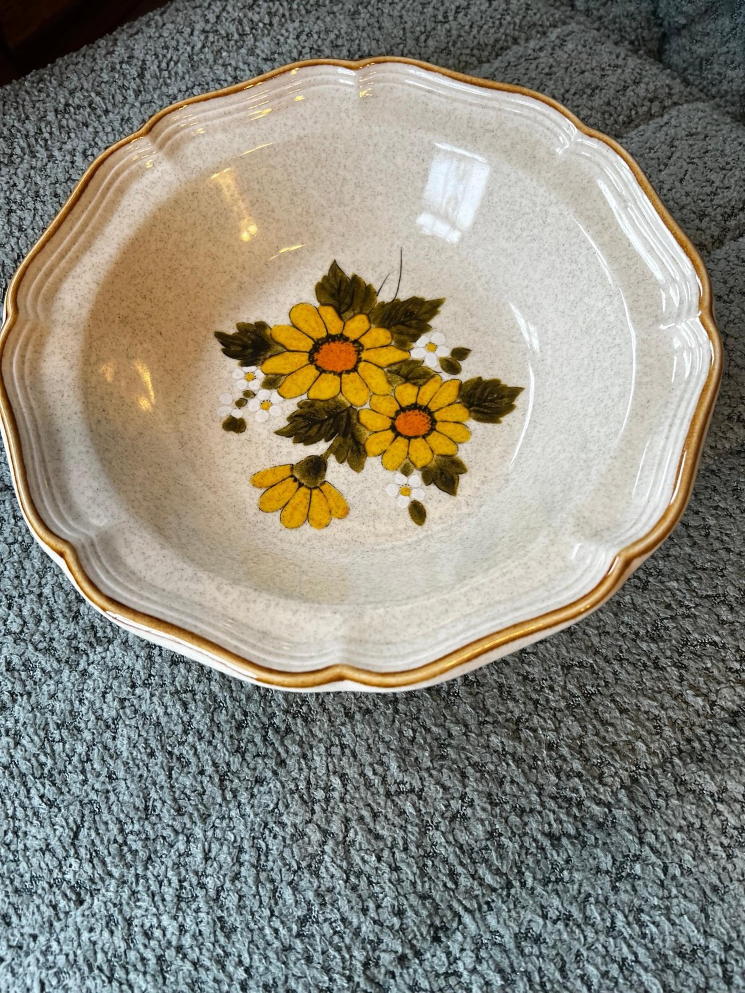 MIKASA 70s-80s serving bowl In The Sunny Side Pattern. 10 inches