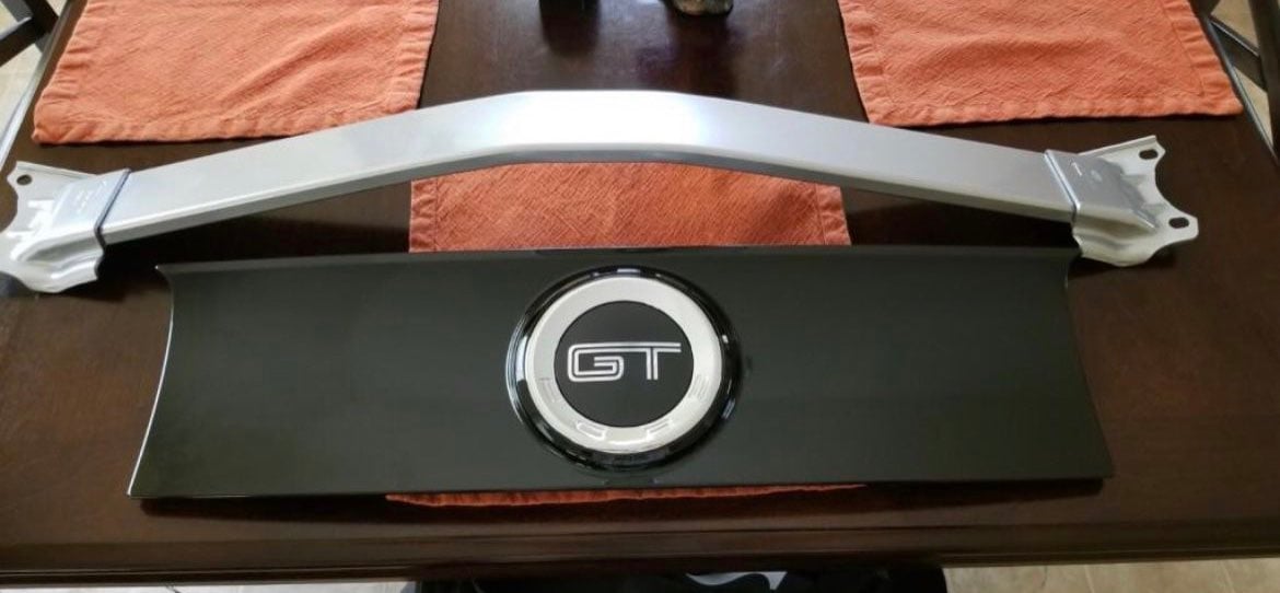 Ford mustang gt emblem and tiebar