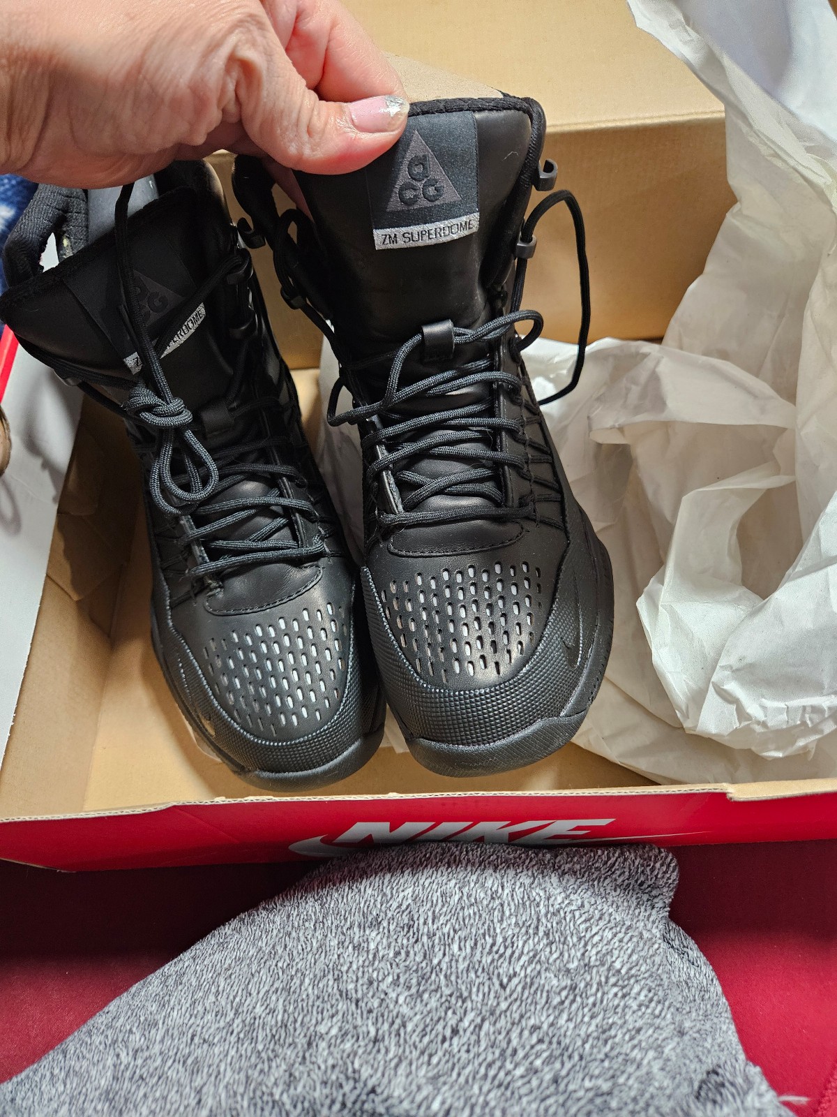 New black superdome nike boots