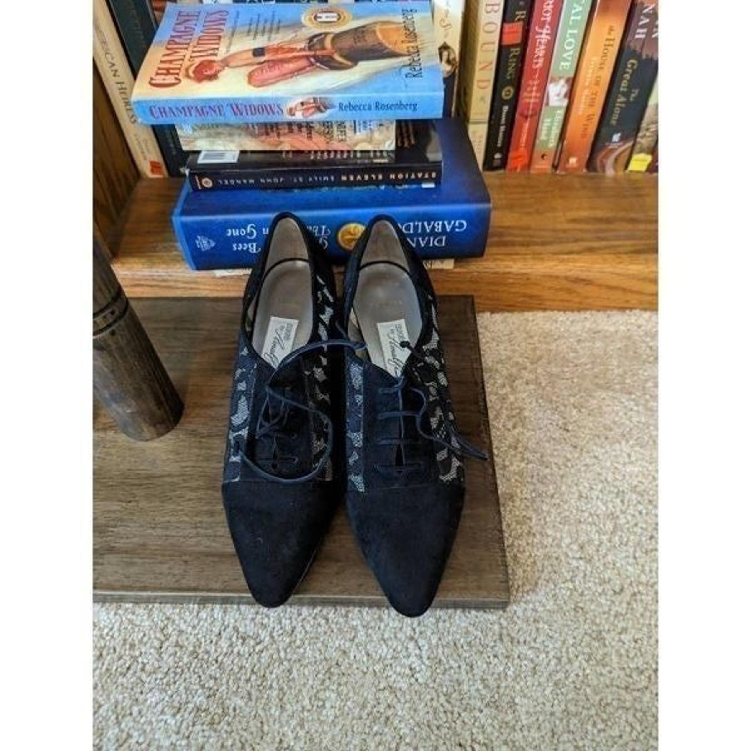 magik by Amalfi sz 9 lace lace up kitten heel retro style euc