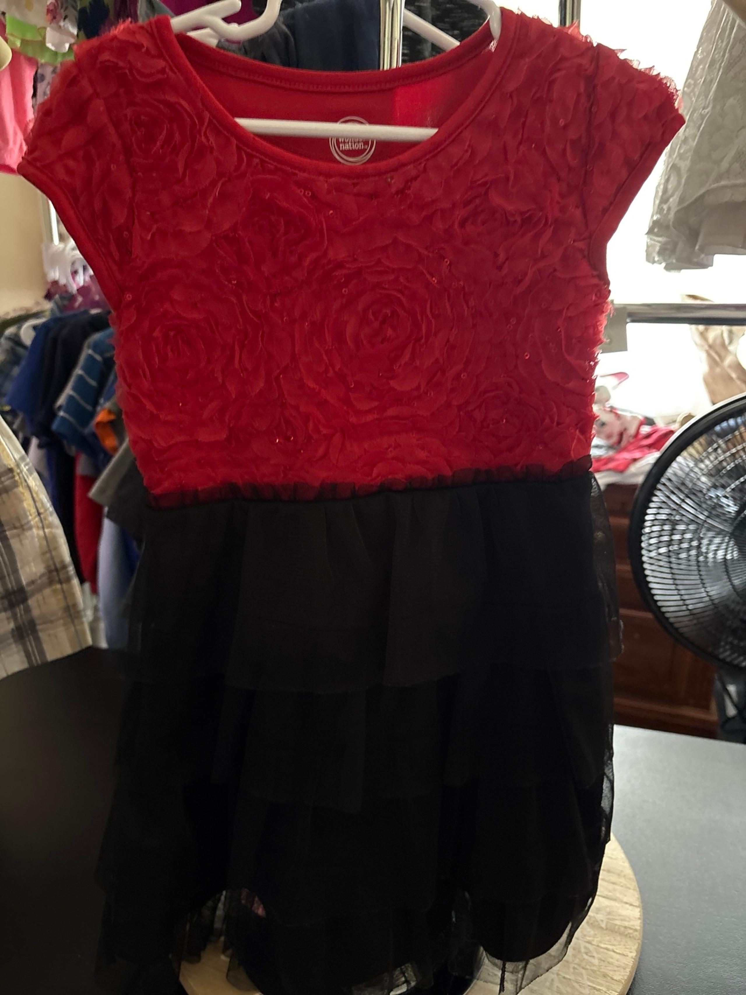 Girls dress very nice size4/5 pretty