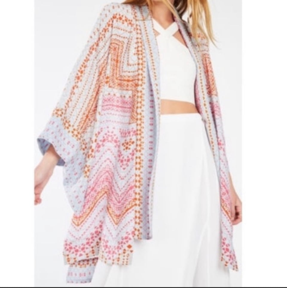 NWT BCBGMAXAZRIA (NWT Tildie Geometric Print Kimono Top