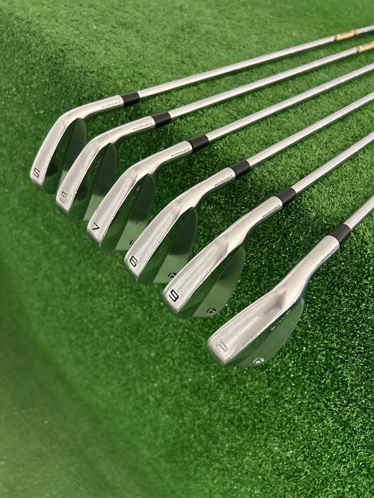 売り切れ必至！ P7MB Taylormade Forged X100 Gold Dynamic / 5-P Set Iron クラブ