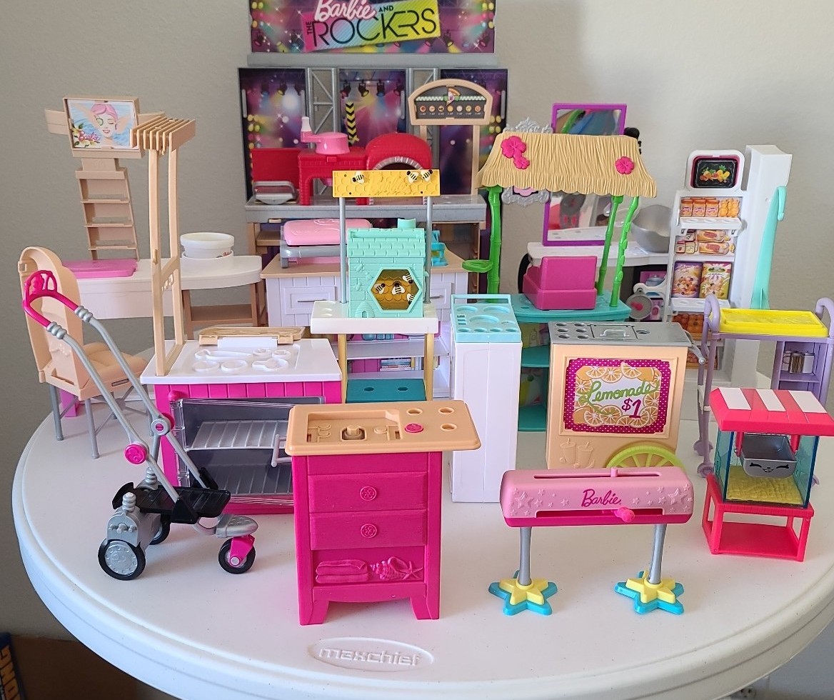 Barbie, a lot of 16 items and accessories