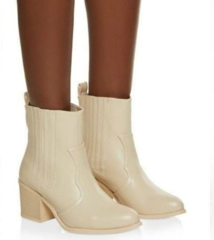 Ladies nude cowboy boots sz 9.5