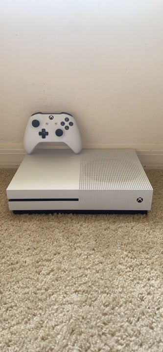 Xbox One S + Headphones