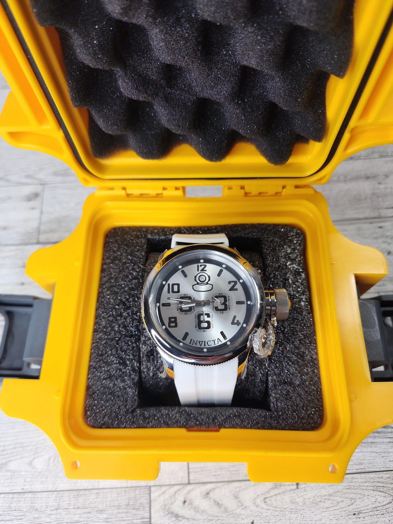 New Invicta mens watch Pro Diver model 33020 limited edition