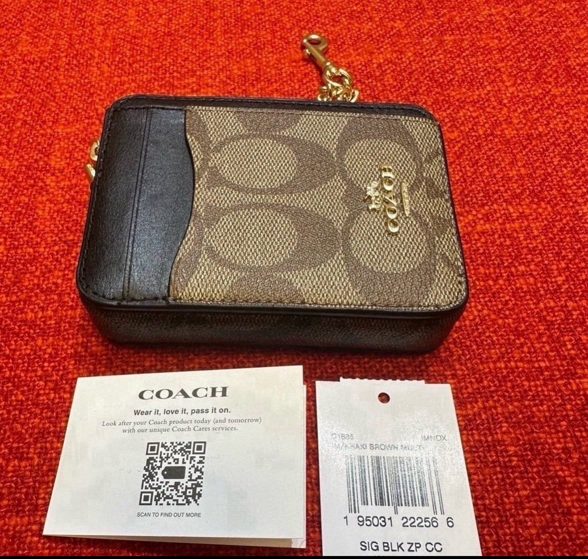 Coach zip card case/signature monogram/gold chain