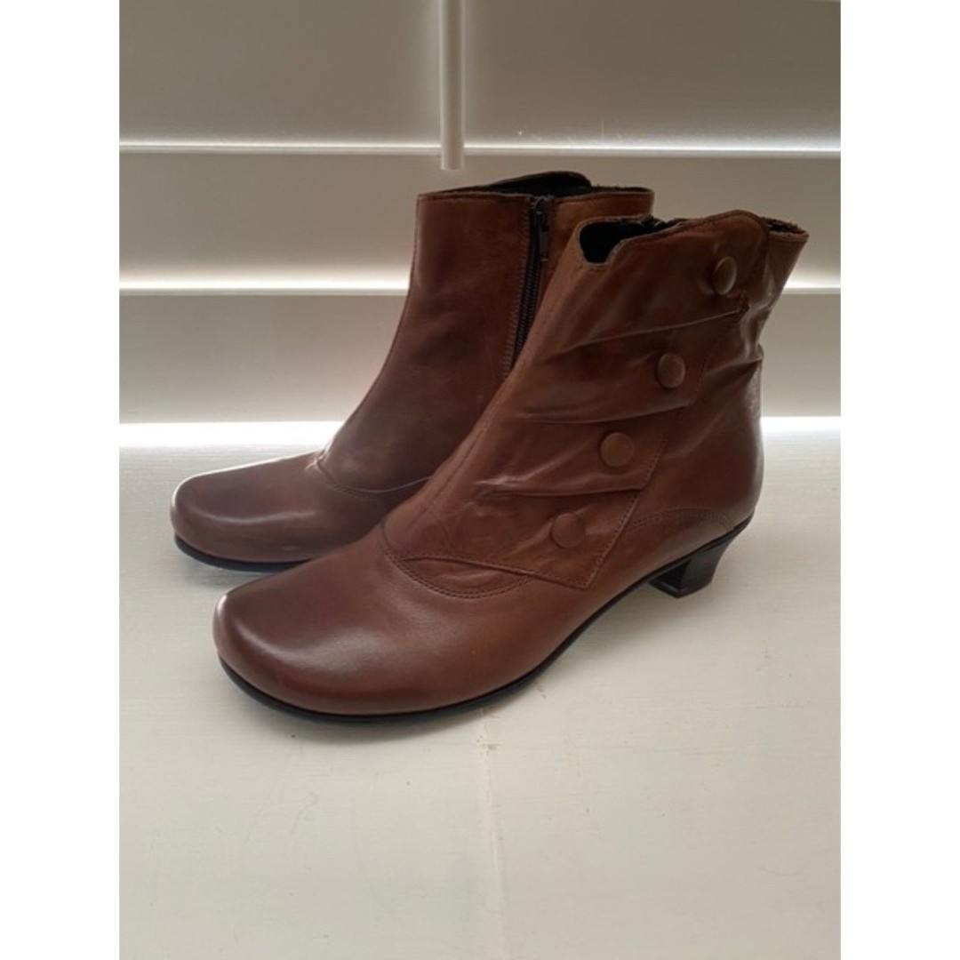 NIB 209 FIDJI Brown Leather Victorian Button Ankle Boots 11