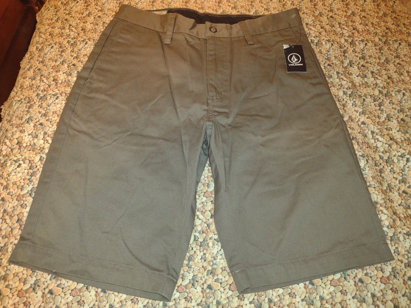 (NWT) VOLCOM MODERN FIT SHORTS. MEN'S SIZE: ( 29 )