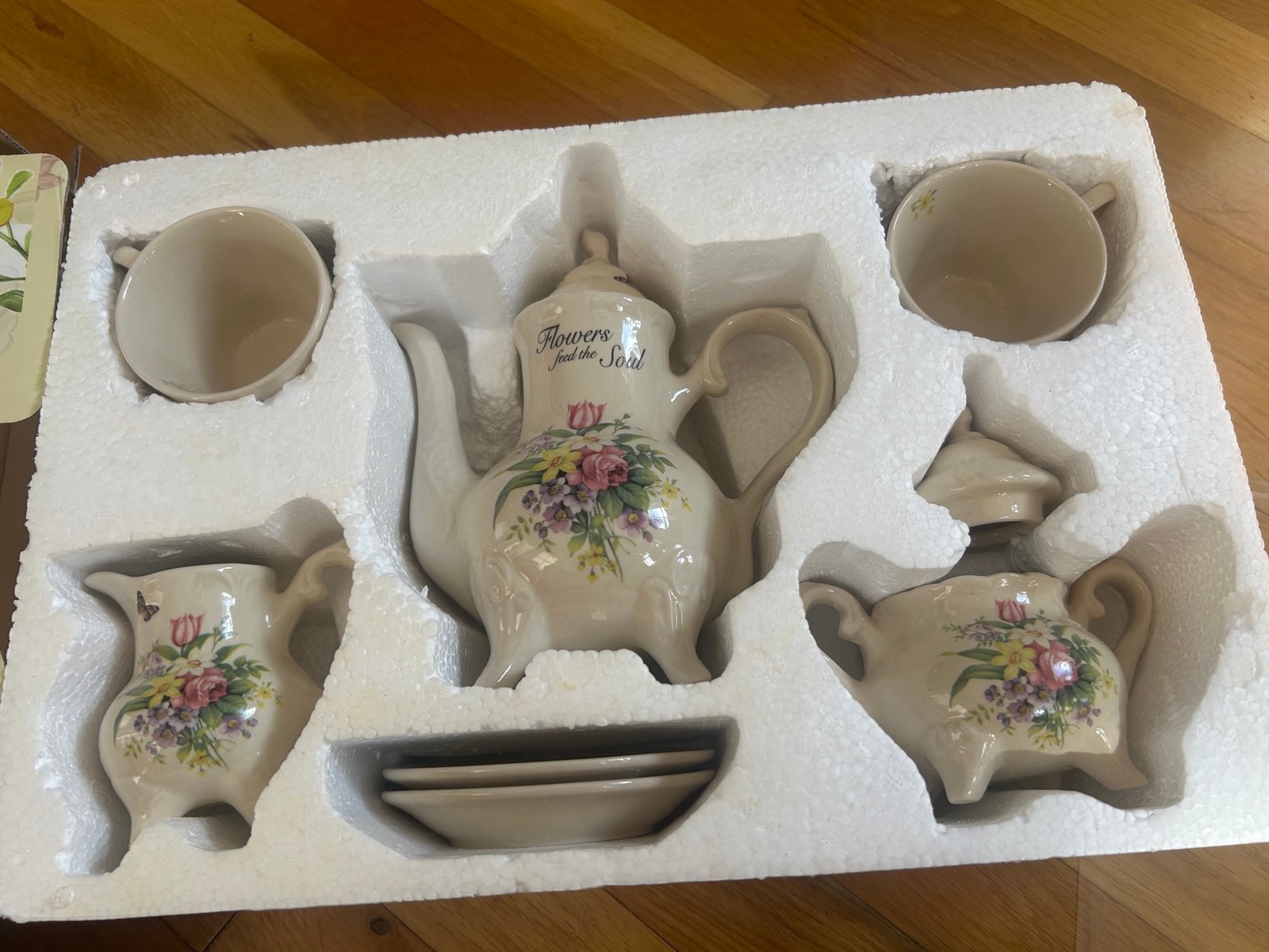 Limited Edition Lily Creek Country Garden Tea Set Never Used in Miami