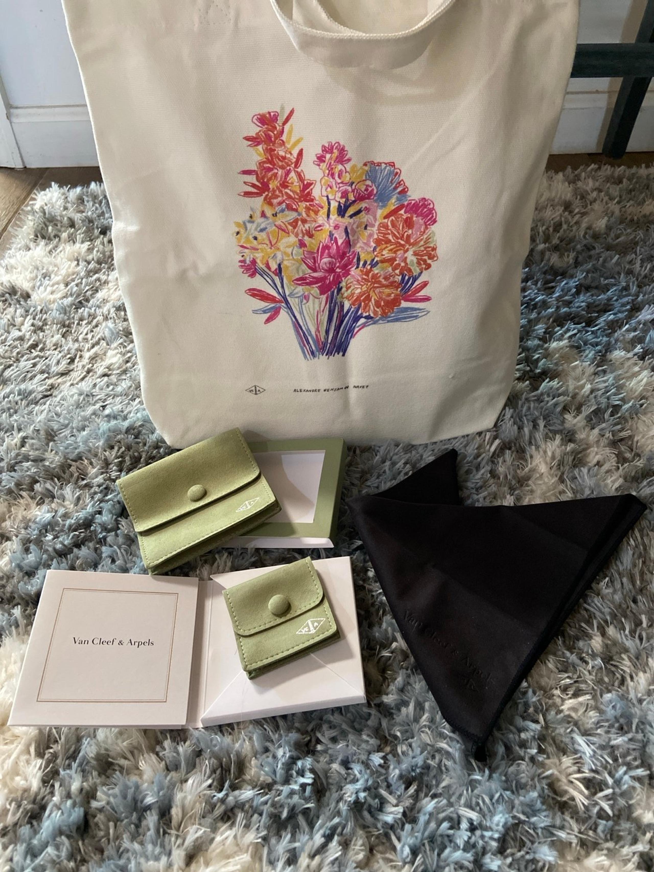 Van cleef & Arpels genuine Travel Pouch Green suede Jewelry case set