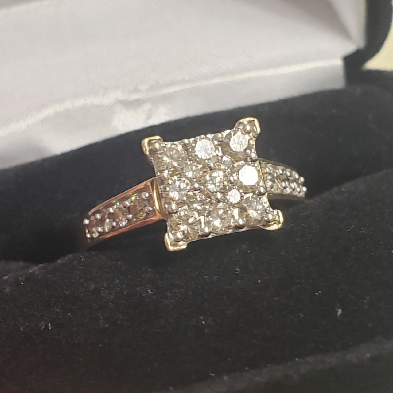 10k yellow gold 1 Ctt geniune diamonds wedding ring
