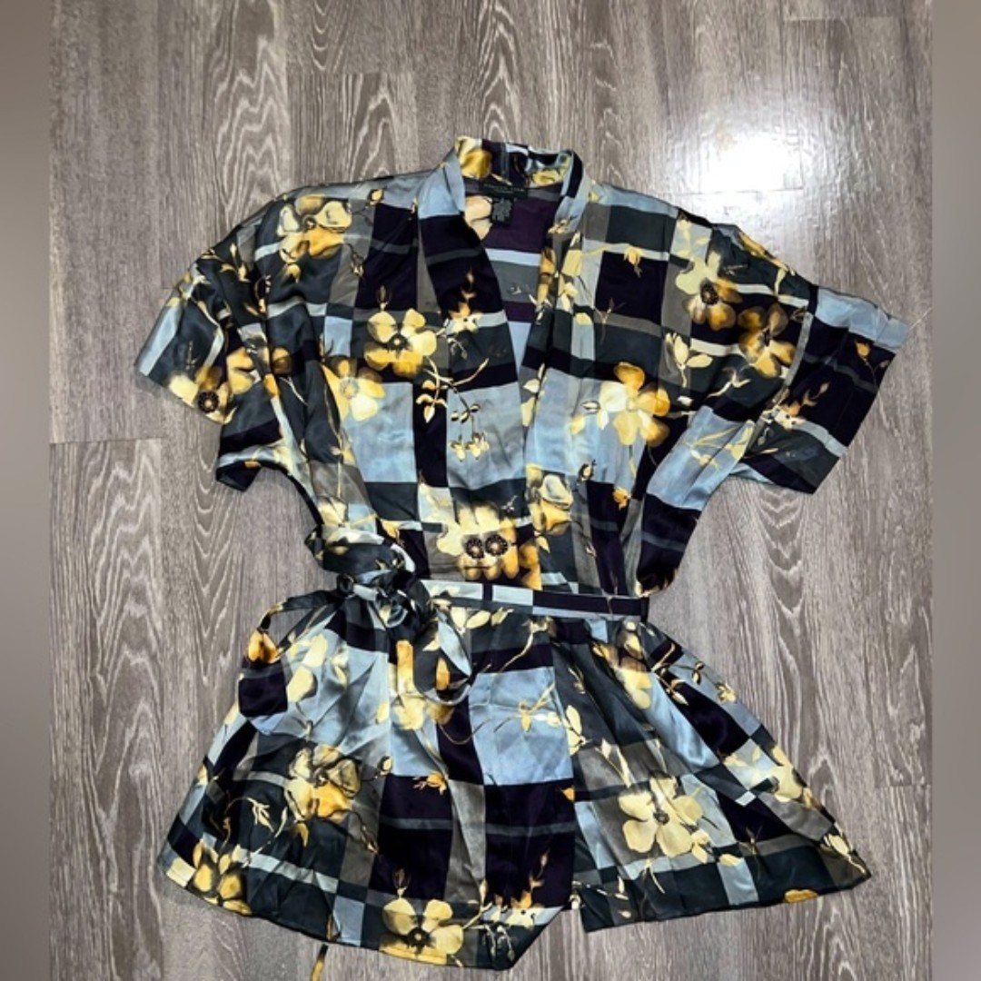 August Silk Floral Short Robe Slip, 100% Silk, Kimono style Size Large.