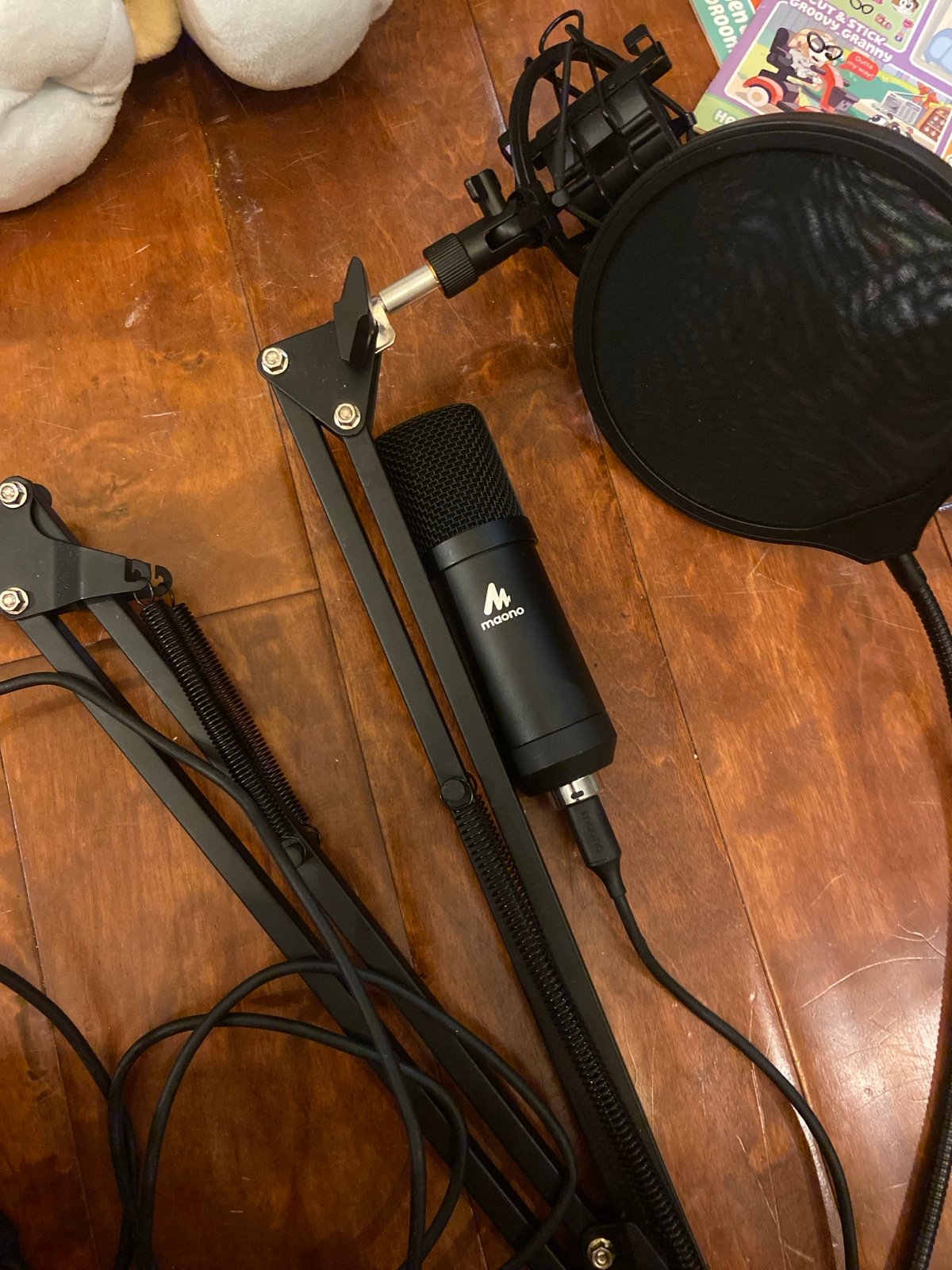 Maono microphone, arm, and pop filter
