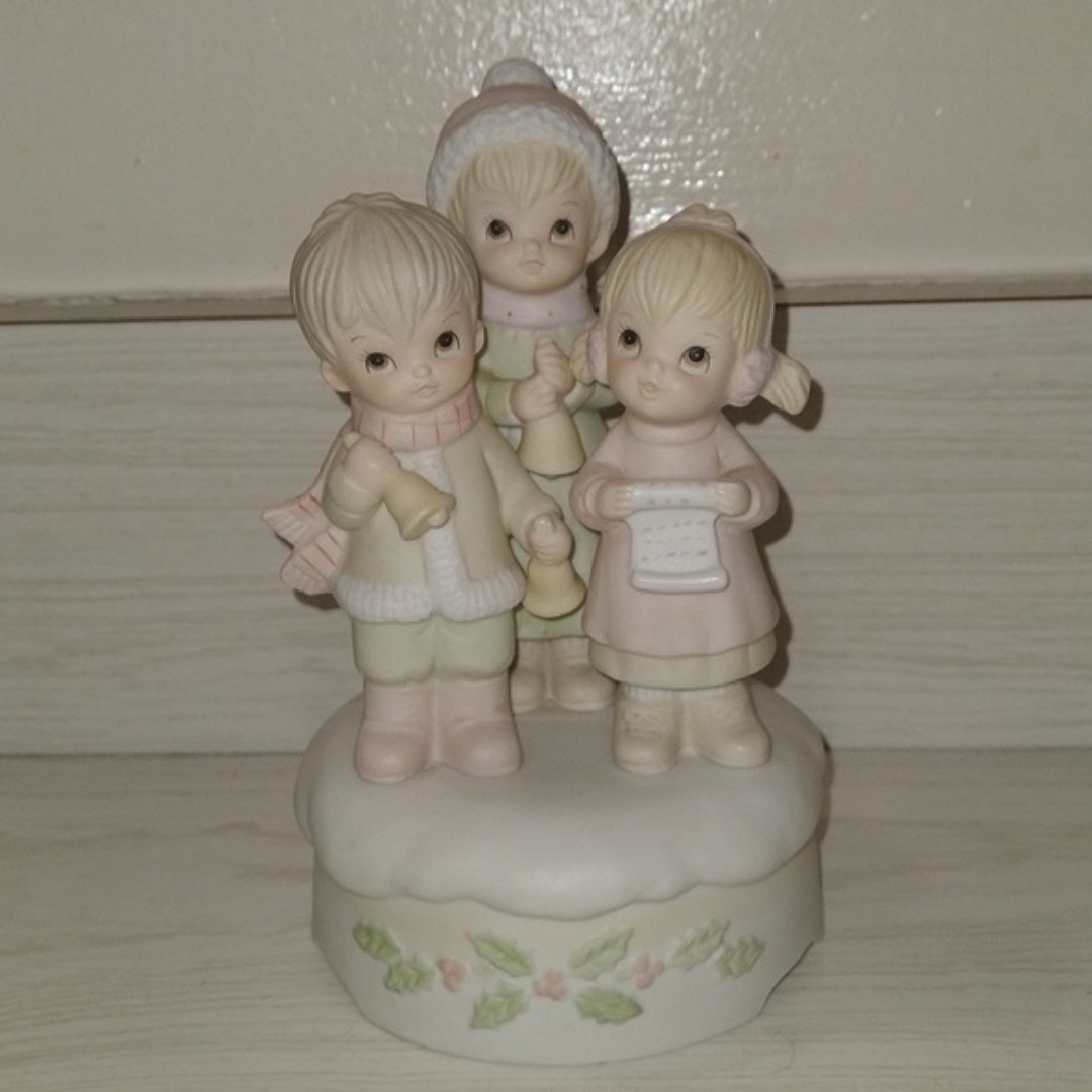 Vintage 1982 Lefton Holiday Christmas Caroler Children Music Box