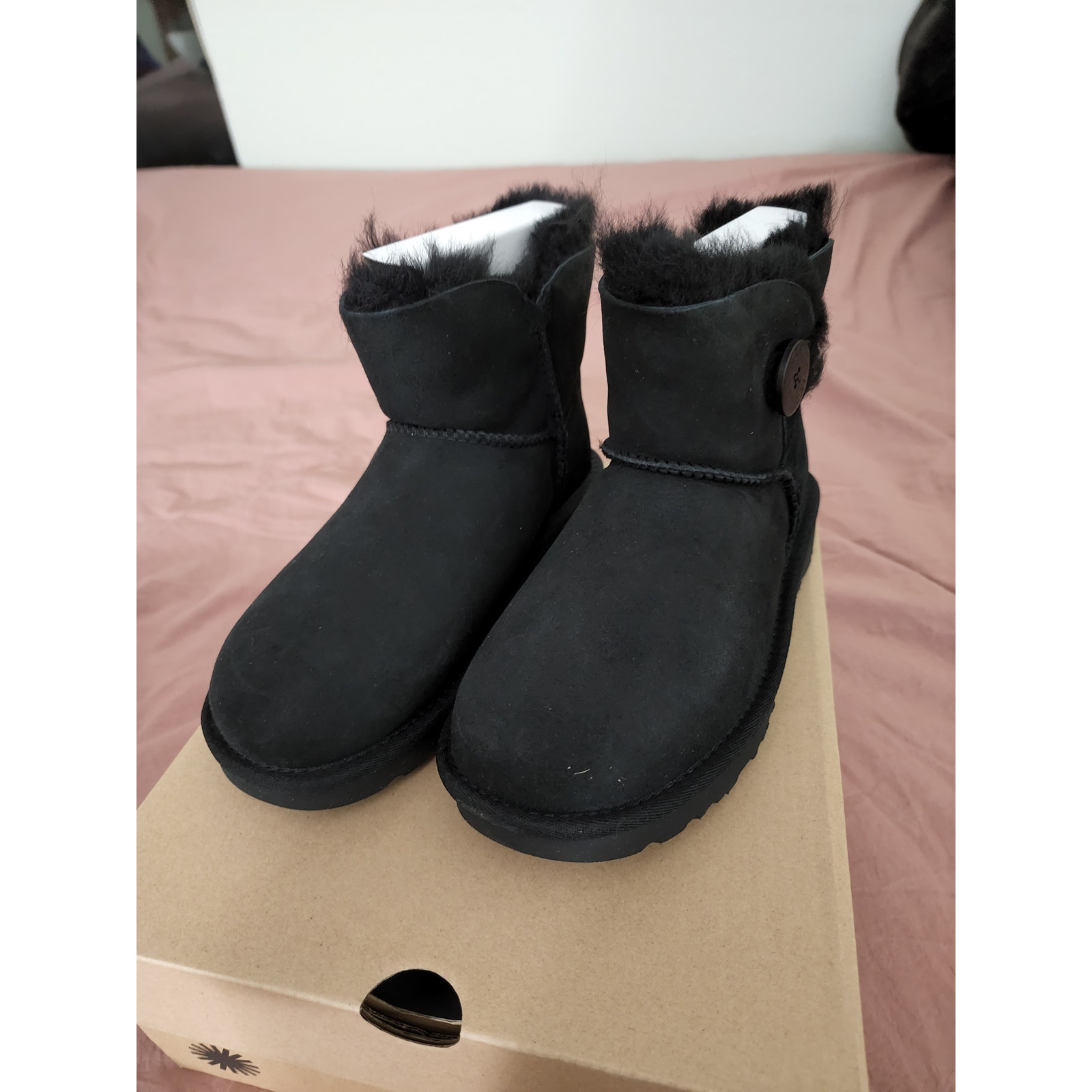 UGG Women's Mini Bailey Bow II Boot size 6