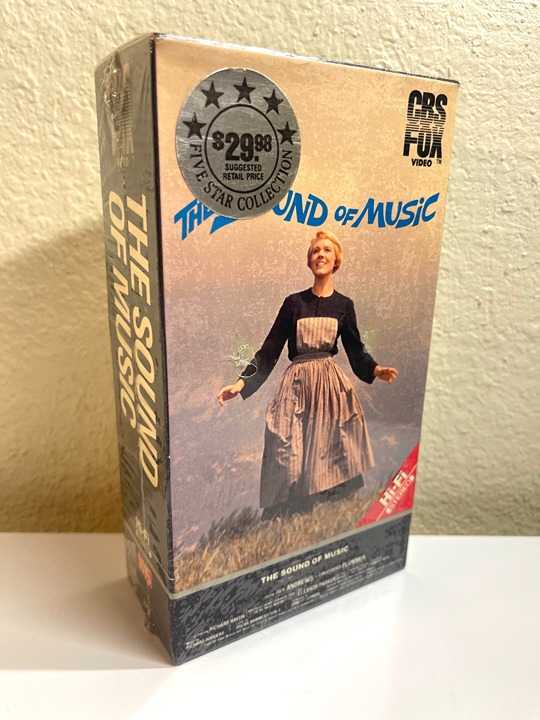 Amazon.co.jp: ドレスの下はからっぽ VHS : おもちゃ