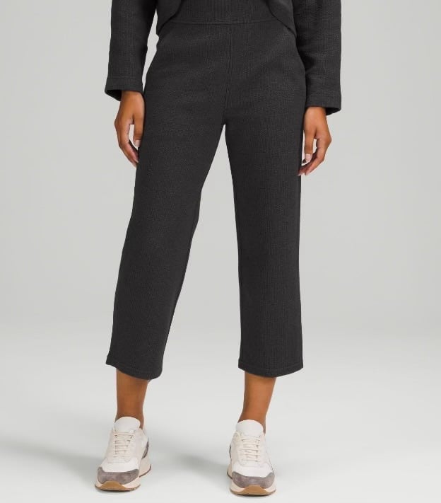Lululemon straight leg cropped pants, heathered black, size 8!
