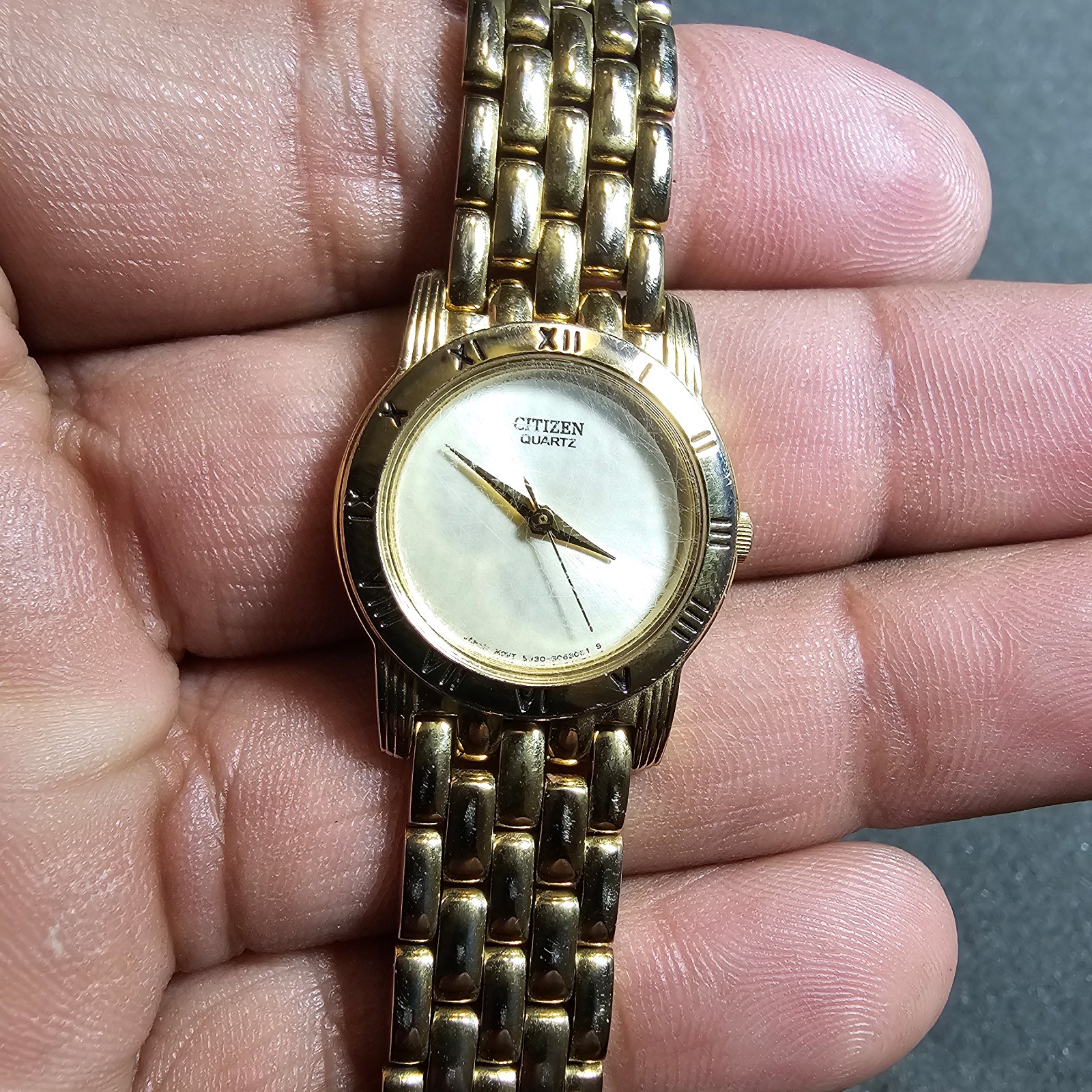 Citizen Ladies Quartz Wrist Watch Gold Tone Working 5930-S038413 shows signs of
