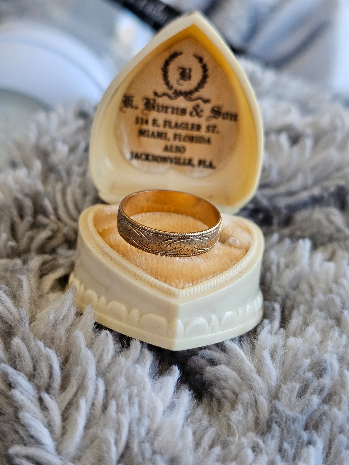 10k textured band ring size 8. NOT resizable as the design goes all the way arou