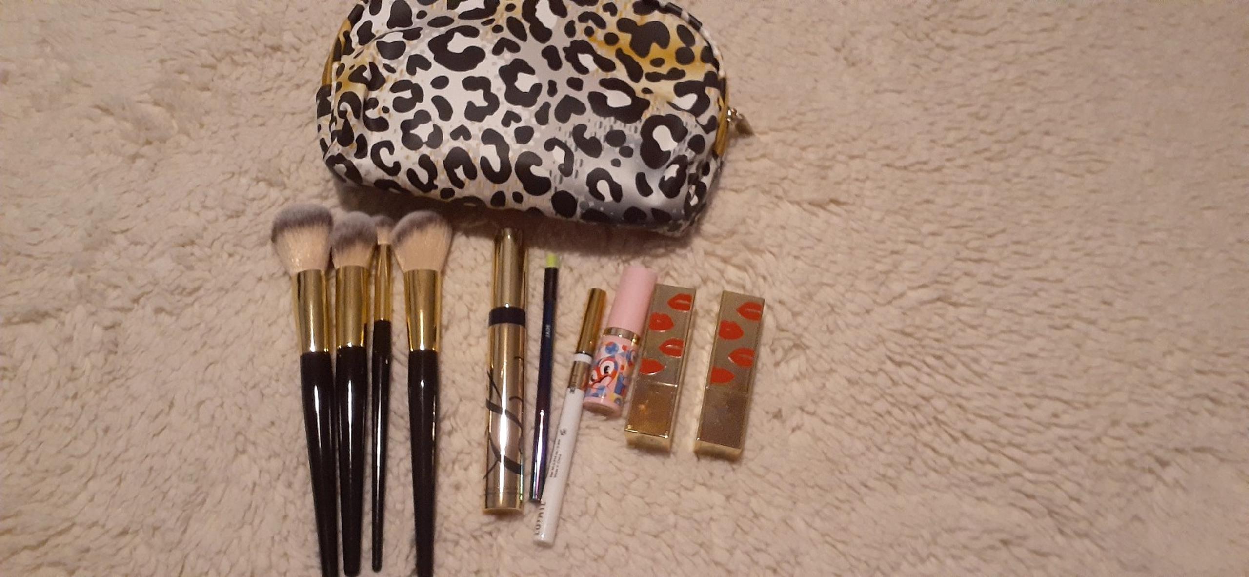 NEW- EESTE LAUDER MAKEUP SET