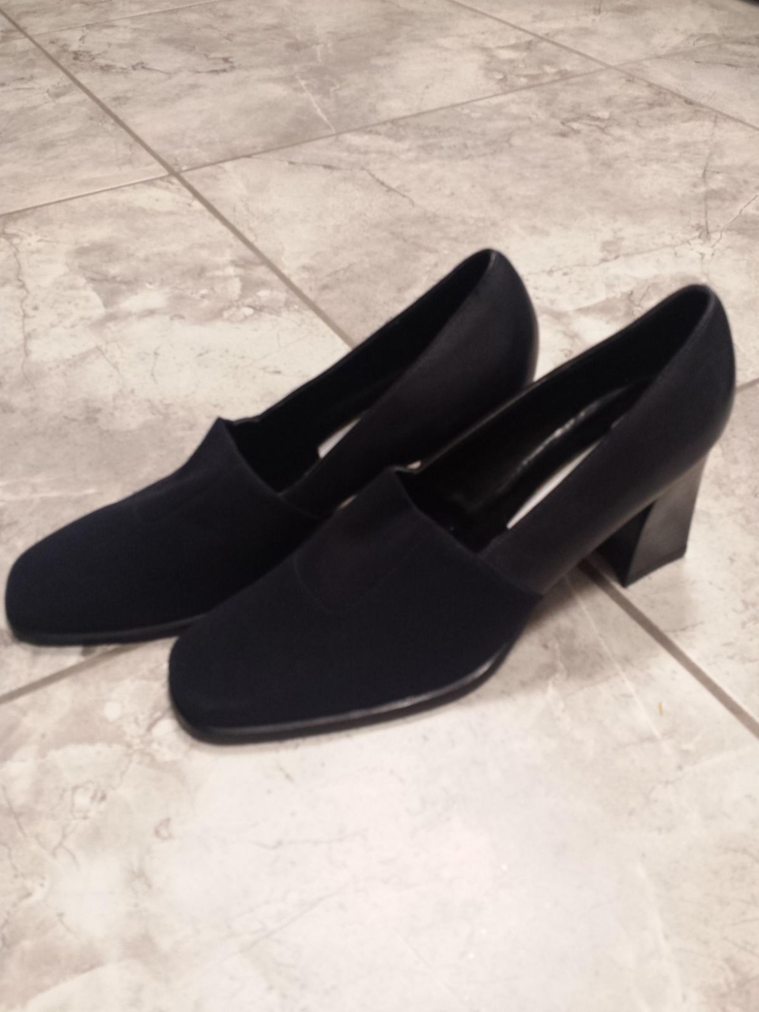 LIZ CLAIBORNE block heels. Leather upper