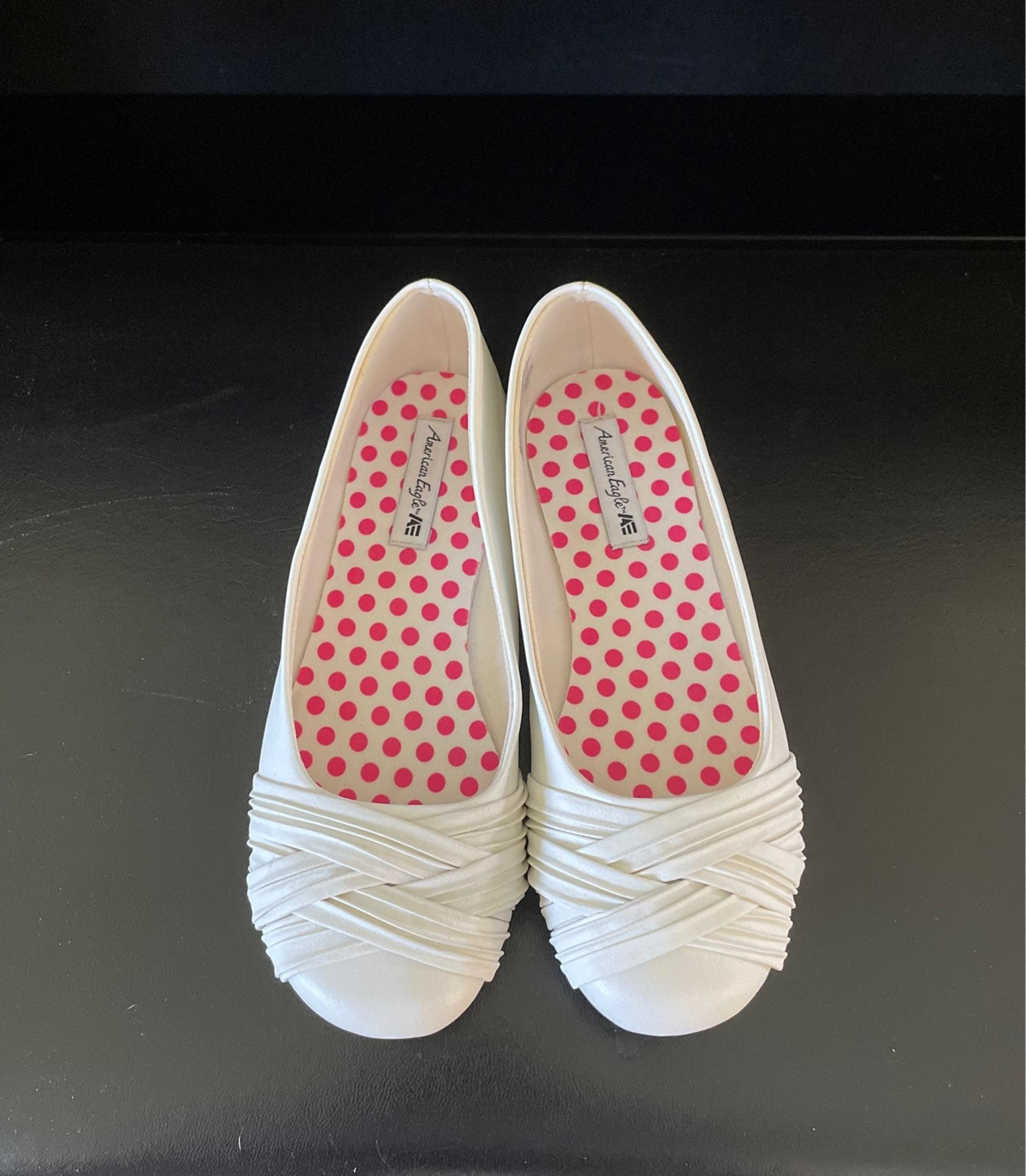 American Eagle Girls white flat shoes size 2