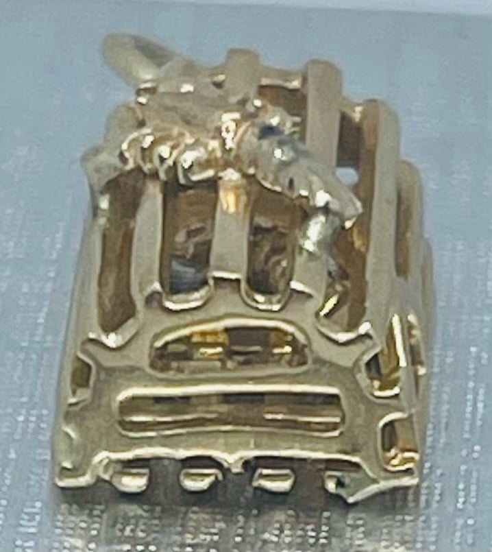 14 K yellow gold 3D lobster in the cage charm 3.4 g of gold