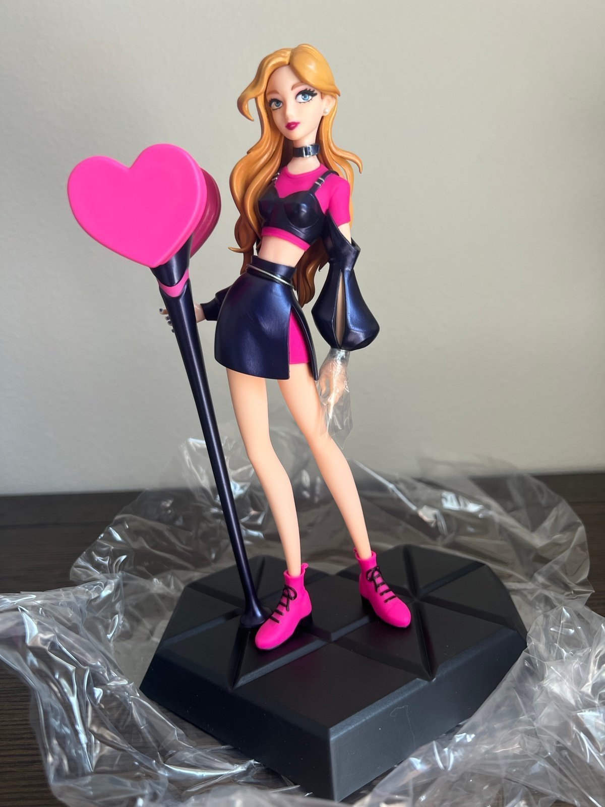 BlackPink Limited Edition Rosé Figure + Photocard Gift
