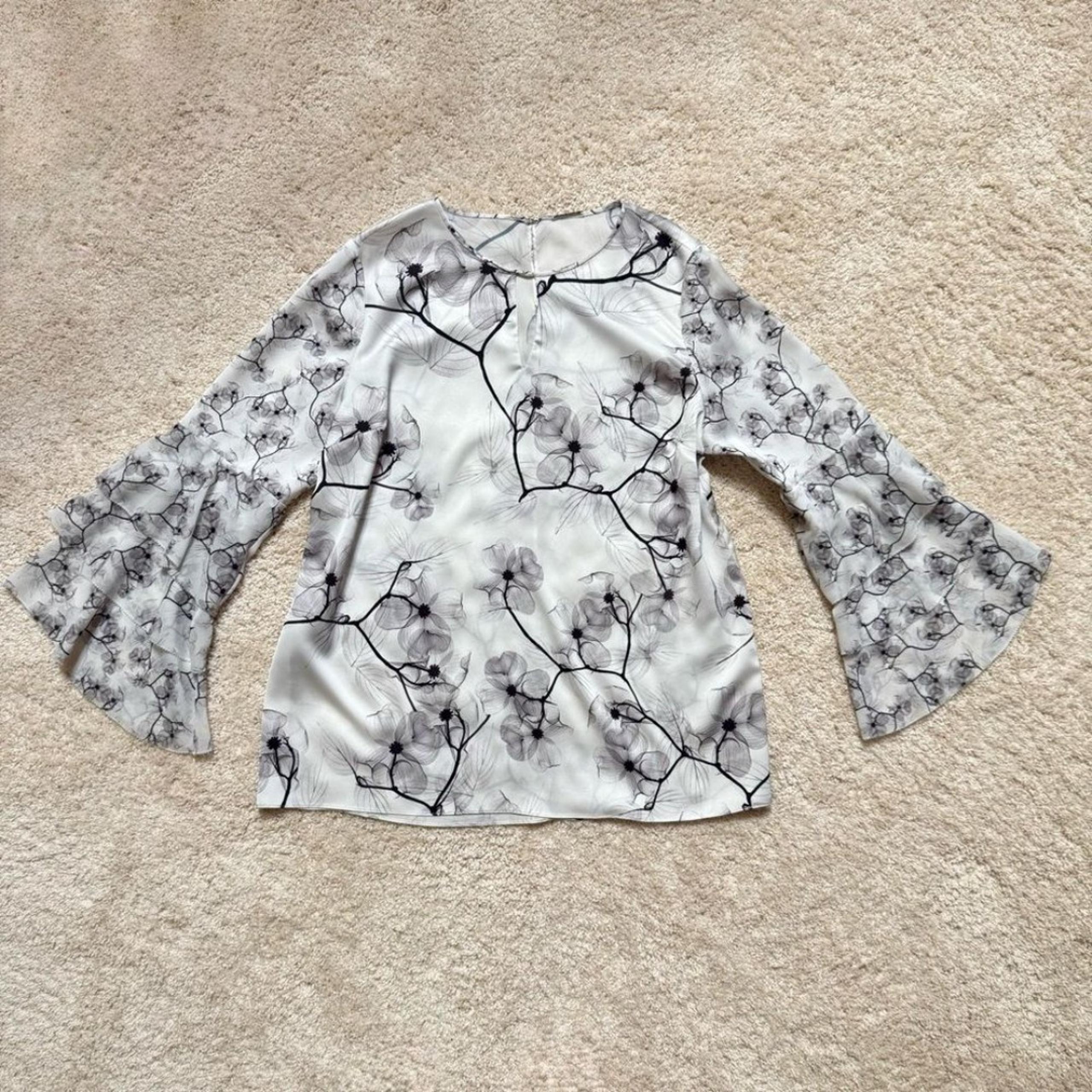 NWOT Elie Tahari Flutter Sleeve Keyhole Neckline Floral Silk Blouse. Size XL.