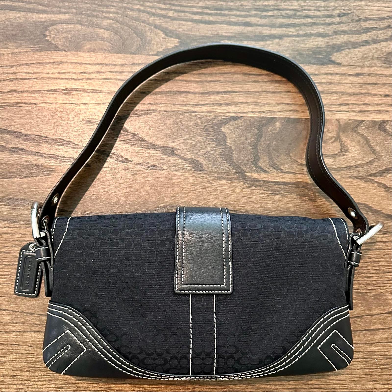 バッグ 2010 Coach Soho Mini Signature Demi Flap Coach Soho Mini Signature Flap Shoulder Handbag with