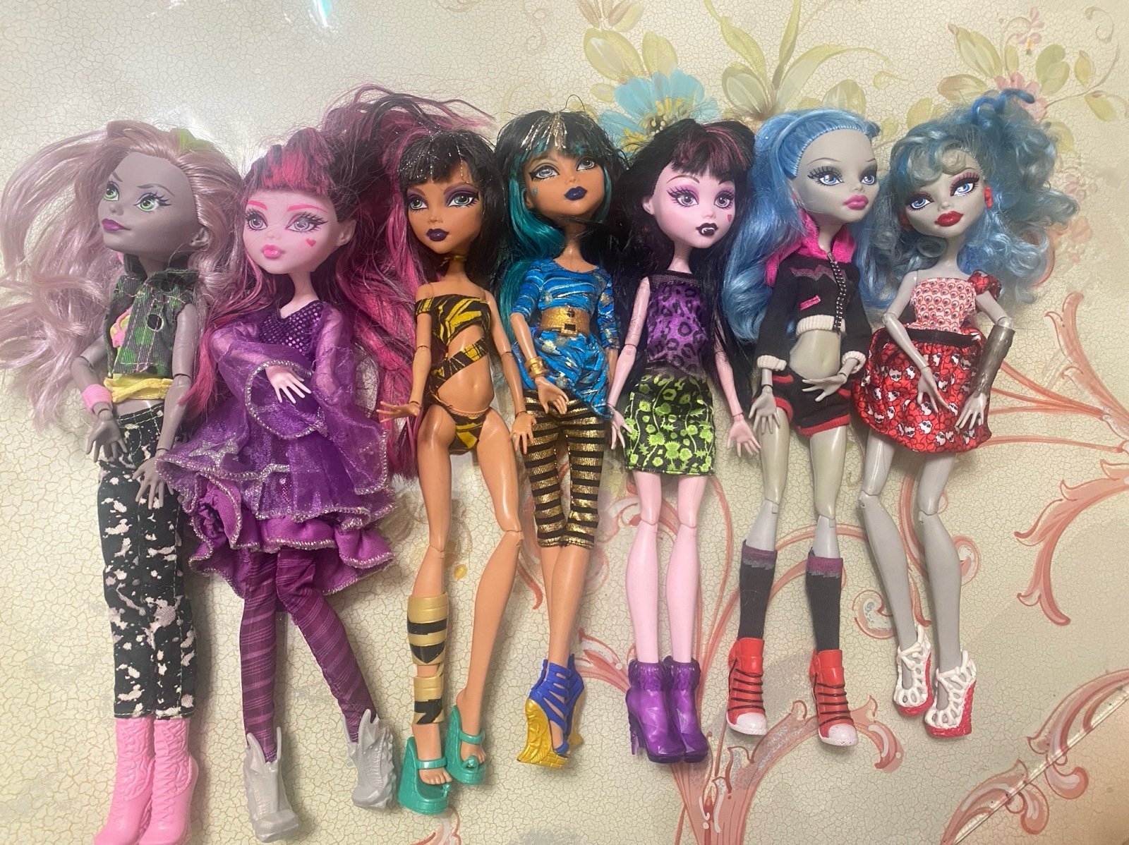 6 Monster High dolls