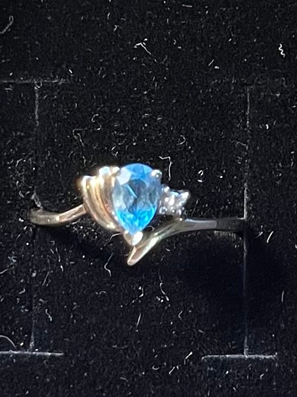 Beautiful Vintage 10KT Solid Yellow Gold Blue Topaz and Diamond Teardrop Ring