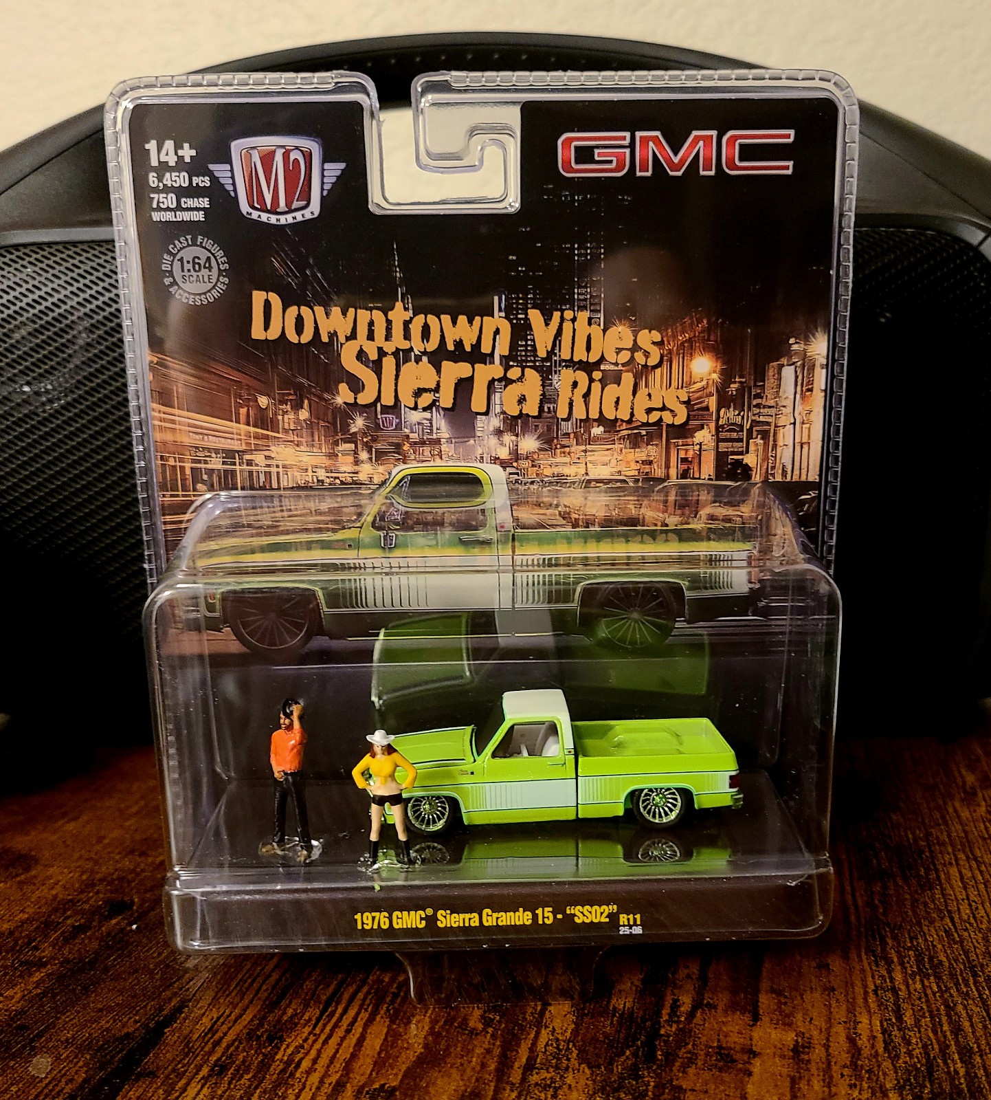 M2 Machines 1976 GMC Sierra Grande 15 SS02 CHASE Diorama 750 Pcs