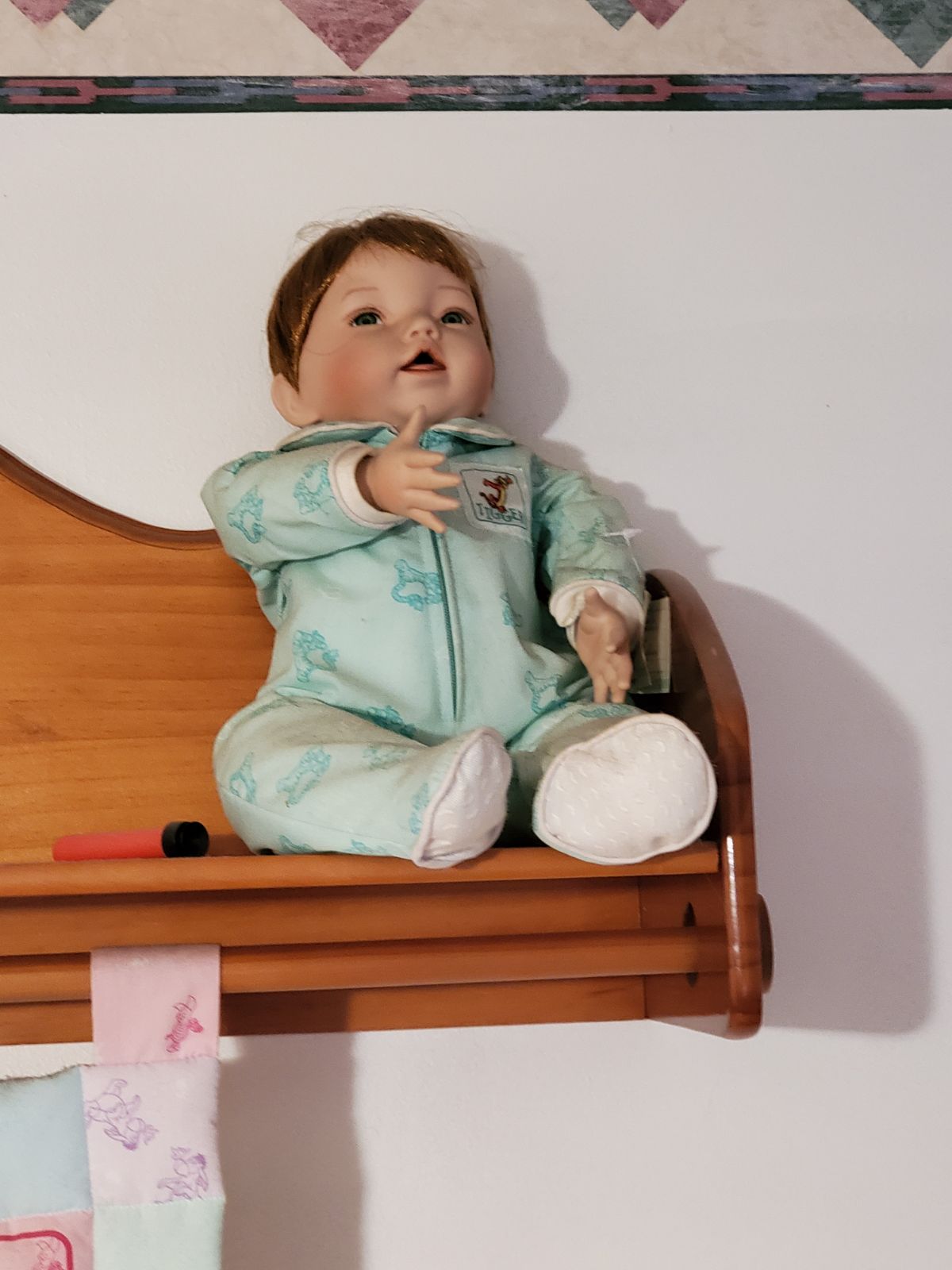 2 winnie the pooh porcelain dolls. Plus quilted blanket and wooden shelf. - detail