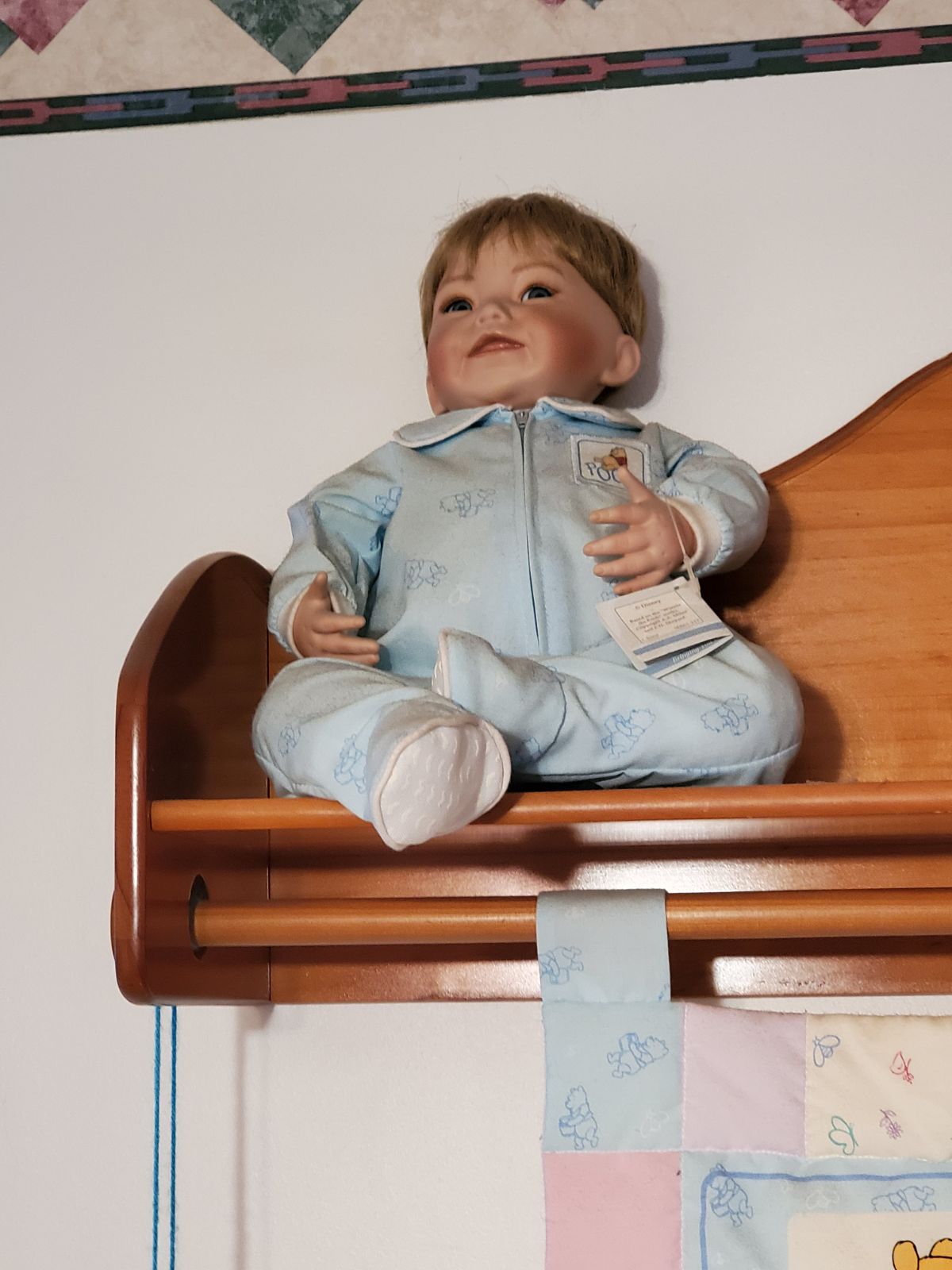 2 winnie the pooh porcelain dolls. Plus quilted blanket and wooden shelf. - detail