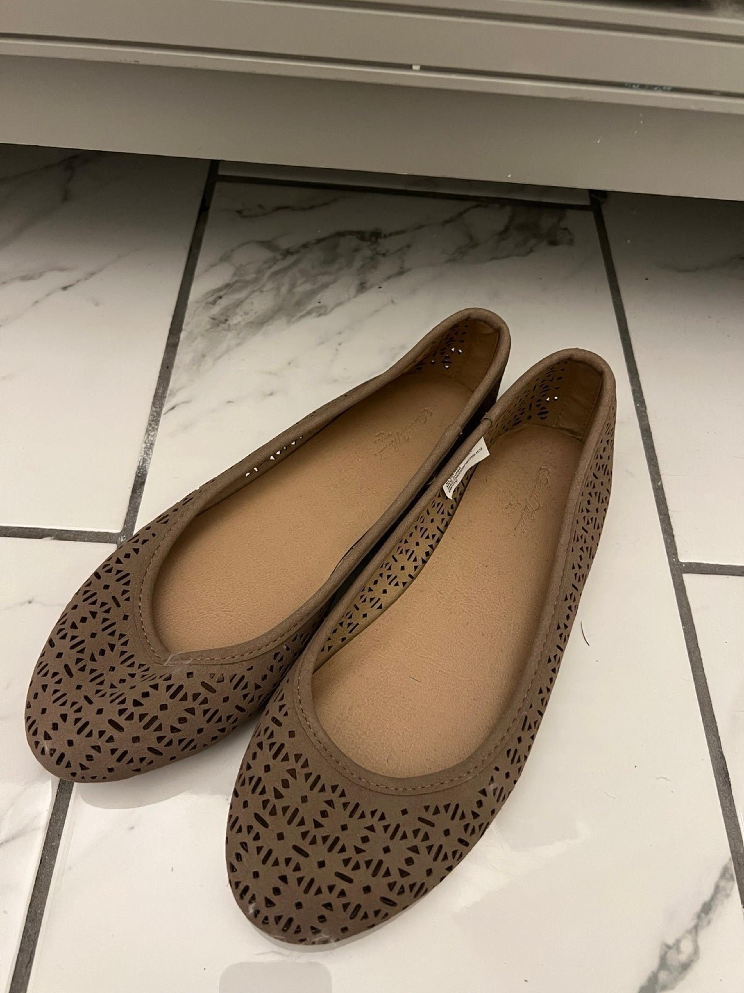 Universal Thread Women’s Tan Eyelet Detail Flats Slip On Shoes size 7