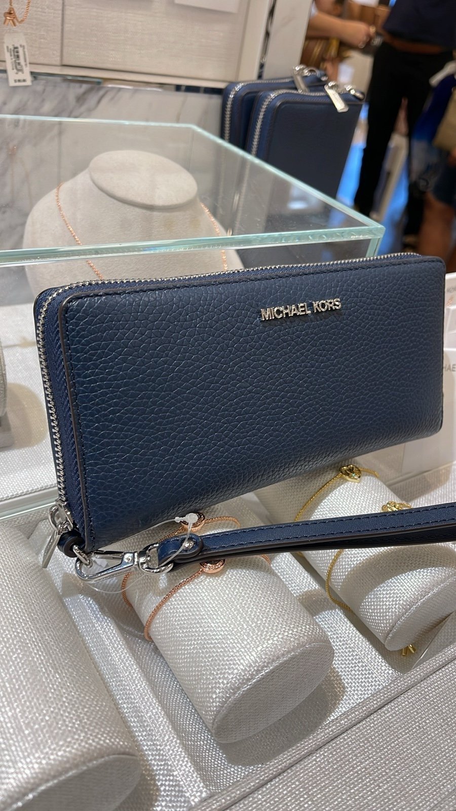 MICHAEL KORS LARGE TRAVEL CONTINENTAL WRISTLET WALLET NAVY COLOR NWT