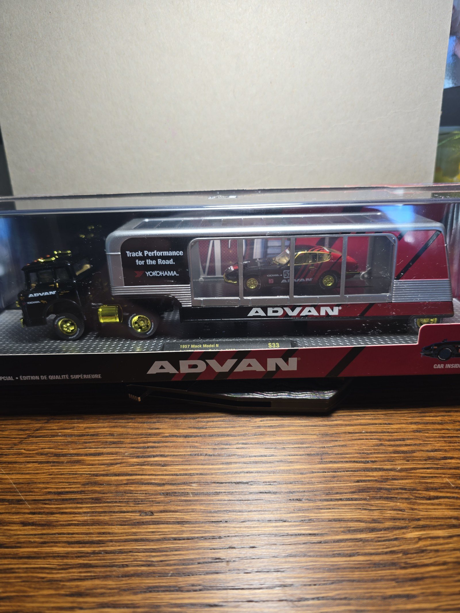 M2 Machines Hauler Chase 1957 Mack Model N & 1970 Nissan Fairlady.  1/750 1:64