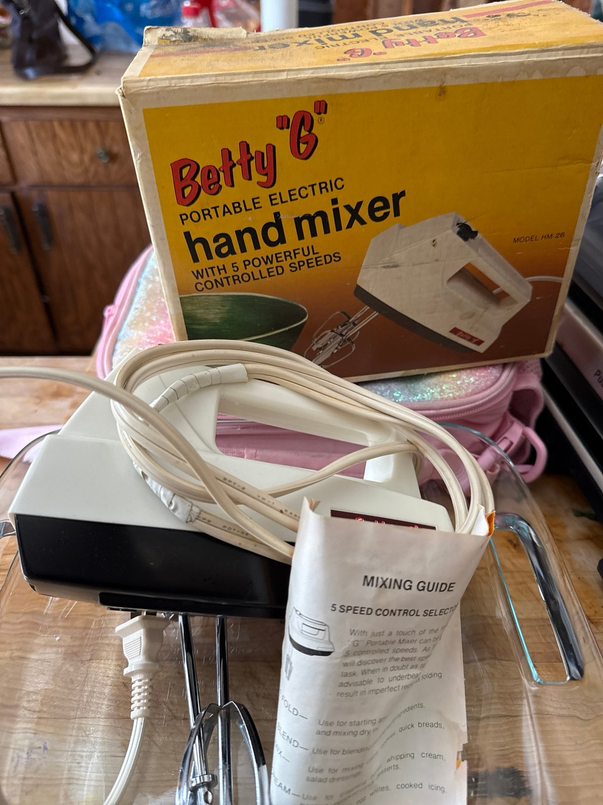 Antiques Betty g hand mixer with box - detail